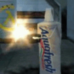 Un tube de dentifrice armé d'un fusil à pompe, dans Half-Life.